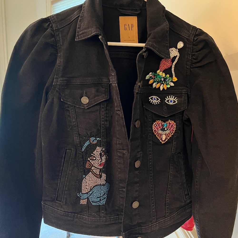 Rhinestones puffed sleeve jacket.